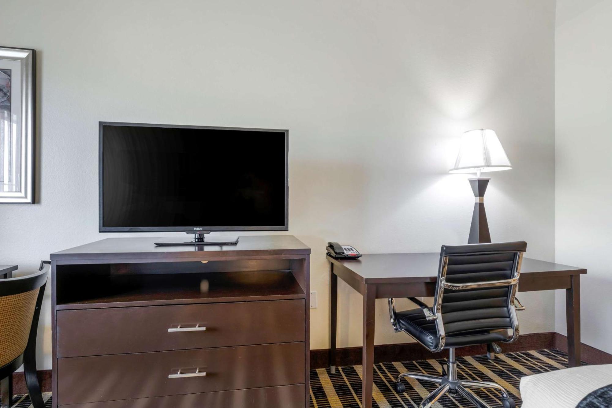 Western & Hotel 3*
