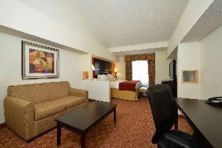 Western & 3* Rockwall